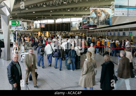 I passeggeri in partenza terminal dell'aeroporto, Francoforte Hesse, Germania Foto Stock