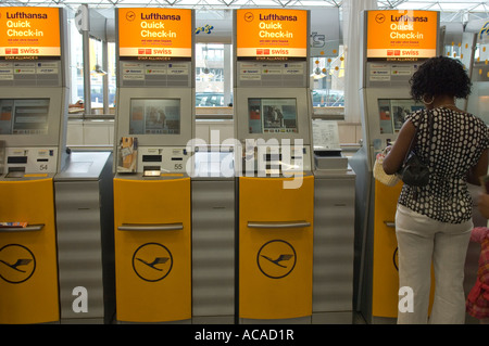 Quick Check-in, banco Lufthansa con self-service, aeroporto, Germania Foto Stock