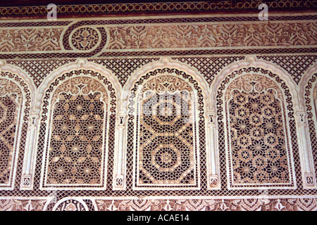 Il Marocco Palazzo Bahia Marrakech architrave scolpito di stucco in peacock ventola design tradizionali Foto Stock