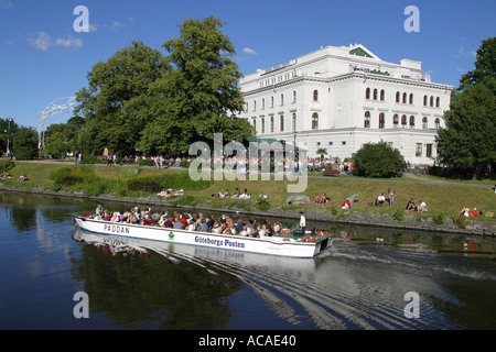 Gita in barca lungo il canale Roselunds in corrispondenza della parte posteriore della Stora Teatern Göteborg Svezia Foto Stock