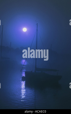 Foschia mattutina vista della barca a vela ormeggiata sul fiume Deben a Waldringfield Suffolk in Inghilterra Foto Stock