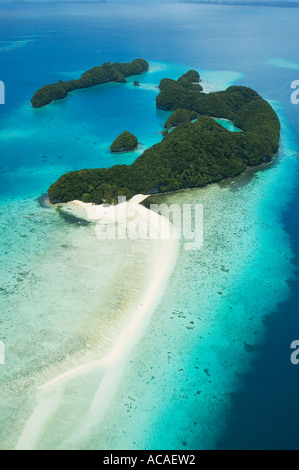 Una veduta aerea della lunga spiaggia di roccia isole di Palau Micronesia Oceano Pacifico Foto Stock