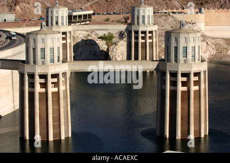 La diga di Hoover acqua torri di ingresso del Fiume Colorado confine tra Nevada e Arizona Stati Uniti Foto Stock