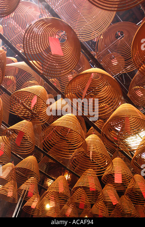 Bobine di incenso bruciare nel Tempio di Man Mo Hong Kong Cina Foto Stock