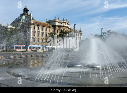 Fontana a Karlplatz/Stachus con il Palazzo di Giustizia, Monaco di Baviera, Baviera, Baviera, Germania Foto Stock