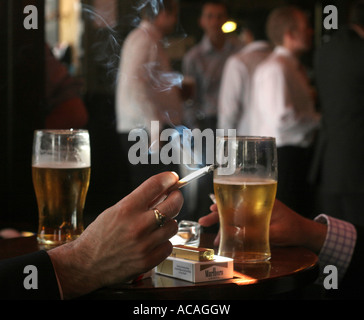 I fumatori in un bar nella città di Londra Foto Stock
