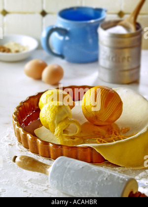 Ingredienti per la torta al limone: miscela per torte, limoni, arance, uova, zucchero Foto Stock