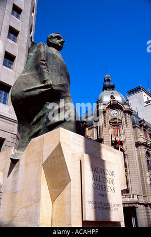 Statua di Salvadore Allende in Plaza de la Costituzione Santiago del Cile Foto Stock