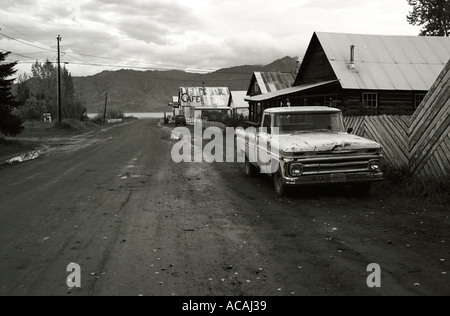La fine della speranza autostrada nel villaggio di speranza seaview cafe in secondo piano che si affaccia sul braccio turnagain Foto Stock