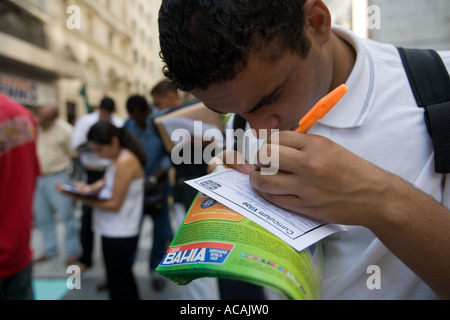 Giovane uomo il riempimento di CV in uno degli uffici di disoccupazione in Sao Paulo in Brasile Foto Stock