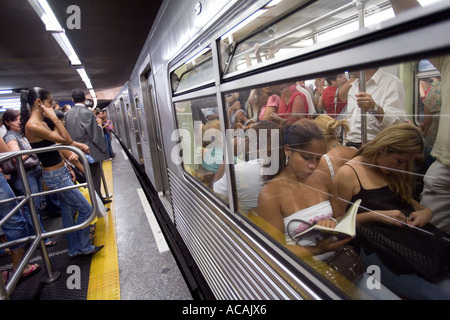 Treno in avvicinamento alla piattaforma durante le ore di punta se la stazione della metropolitana di Sao Paulo in Brasile Foto Stock