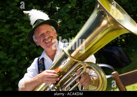 Bavarian tubista in costume tipico, Iffeldorf Alta Baviera, Germania, il signor Foto Stock