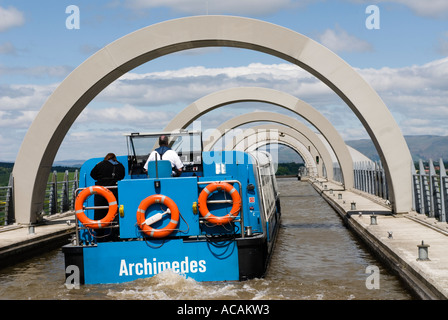 Canal barca si avvicina il Falkirk Wheel in Scozia Foto Stock