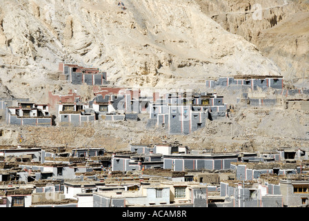 Case tradizionali della città vecchia con il grigio e rosso scuro pareti dipinte in pendio di montagna monastero Sakya Tibet Cina Foto Stock