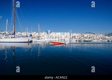Puerto Banus Port Harbour in una limpida giornata di sole con barca veloce yacht di lusso e appartamenti Marbella Spagna Foto Stock