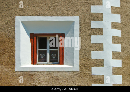 Finestra di una tipica casa engadinese, Zuoz Engadin, Grigioni, Svizzera Foto Stock