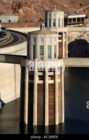 La diga di Hoover acqua torri di ingresso del Fiume Colorado confine tra Nevada e Arizona Stati Uniti Foto Stock