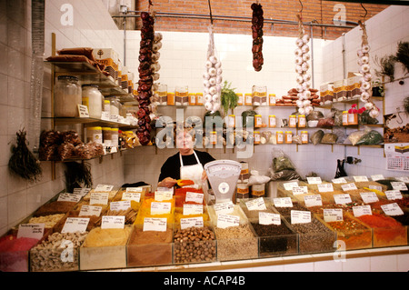 Signora la vendita di varietà di spezie dal suo mercato spagnolo stallo in Fuengirola Spagna meridionale Foto Stock