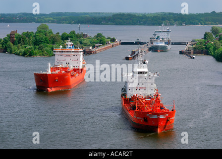 Navi da Tankships dopo aver superato la serratura a Kiel-Holtenau, Kiel Canal, Schleswig-Holstein, Germania Foto Stock