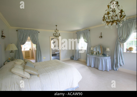 La camera da letto padronale di Ampia casa con spogliatoio e bagno en suite Foto Stock