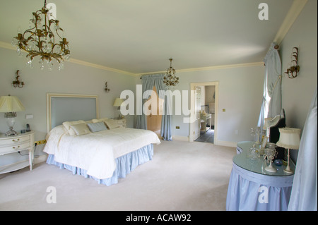 La camera da letto padronale di Ampia casa con spogliatoio e bagno en suite Foto Stock