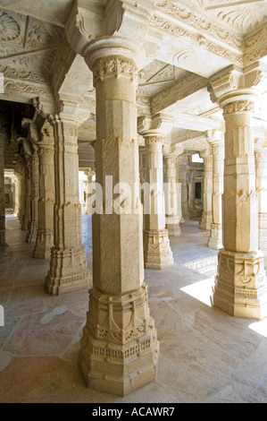 Foresta di intricate sculture di pilastri e gli archi all'interno del Adinatha tempio Jain. Foto Stock