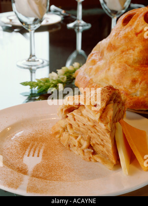 Mela cotta fetta di torta sul piatto da dessert con il formaggio cheddar e cannella Foto Stock