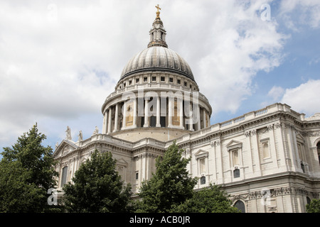 La cupola della cattedrale di St Paul da Cannon Street Londra Inghilterra Regno Unito Foto Stock