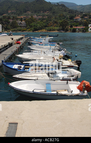 Fila di barche da pesca legato in una linea in Cefalu harbour Scicily Foto Stock
