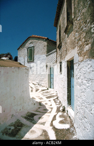 Un vicolo dipinta con fiori in Pirghos, un grazioso borgo sopra vicino a Stoupa, Mani penisola del Peloponneso, Grecia Foto Stock