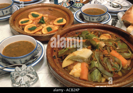 Zuppa di ceci e tajine di verdure servita in Fes el Bali, Marocco, Africa del Nord Foto Stock