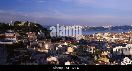 Panorama di Lisbona da Miradouro da Nossa Senhora do Monte Portogallo Foto Stock