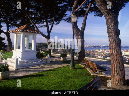 Panorama di Lisbona da Miradouro da Nossa Senhora do Monte Portogallo Foto Stock