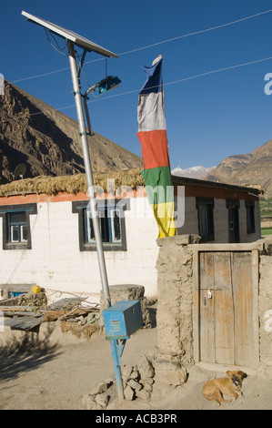 India Himachal Pradesh Spiti Tabo village via lampada ad energia solare con tipica casa bandiera di preghiera e di montagna in bkgd Foto Stock