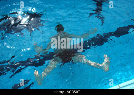 Uomo di immersioni in piscina Foto Stock