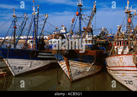 Trawler nel porto di essaouira marocco Foto Stock