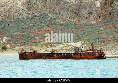 Vecchia nave relitto vicino alla piccola isola di Gramvoussa vicino all isola di Creta, Grecia Foto Stock