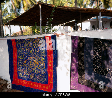 Indiano panno modellato appeso a una parete, Anjuna, Goa, India. Foto Stock