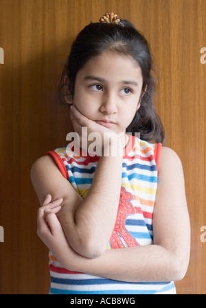 Close-up di una ragazza con la mano sul mento Foto Stock