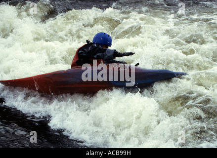 White water kayak, Nazionale Centro di sport acquatici, Holme Pierrepont, Nottingham, Regno Unito Foto Stock