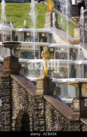 Fontana di Petrodvorets (Peterhof), San Pietroburgo, Russia. Peterhof Palace Foto Stock