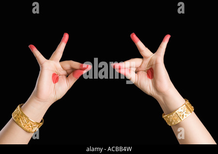 Close-up di una donna di mano facendo un gesto Bharatnatyam Foto Stock