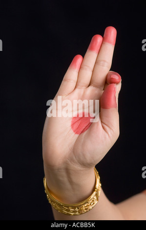 Close-up di una donna di mano facendo un gesto Bharatnatyam Foto Stock