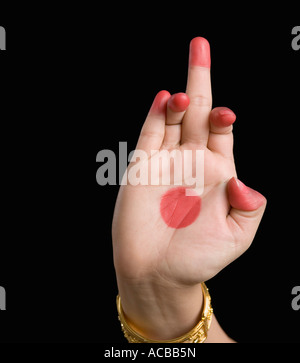 Close-up di una donna di mano facendo un gesto Bharatnatyam Foto Stock