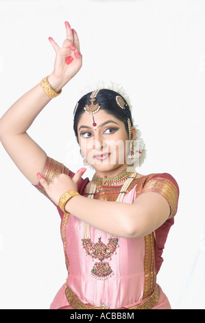 Giovane donna di eseguire Bharatnatyam Foto Stock