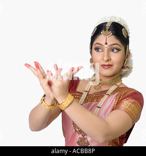 Giovane donna di eseguire Bharatnatyam Foto Stock