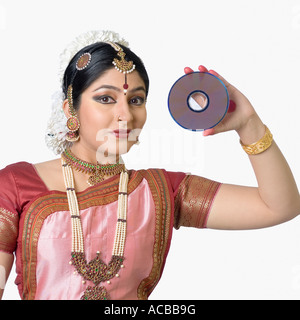 Ritratto di una giovane donna di eseguire Bharatnatyam e in possesso di un CD Foto Stock