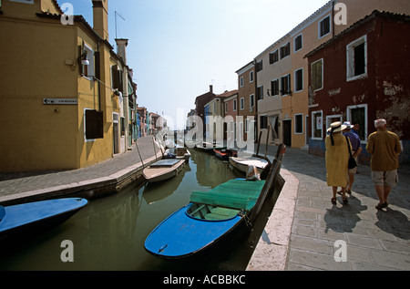 Case colorate allineate in isole di Murano Venezia Foto Stock