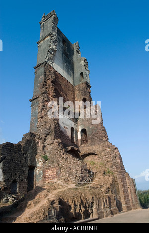 Basso angolo di vista le antiche rovine di una chiesa, Chiesa di Sant'Agostino, Old Goa, Goa, India Foto Stock