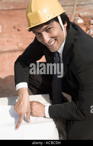 Ritratto di un architetto in corrispondenza di un sito in costruzione Foto Stock